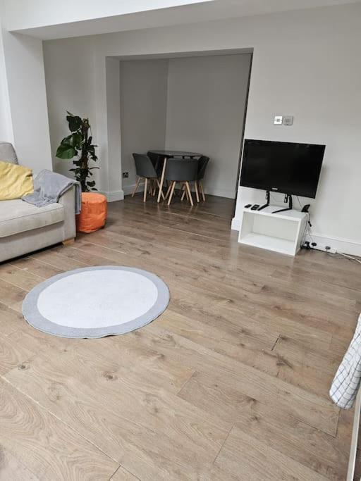 Beautiful Garden Flat Near Central לונדון מראה חיצוני תמונה